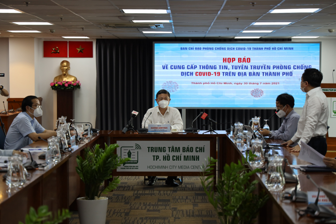 Phó Chủ tịch UBND TP Dương Anh Đức chủ trì cuộc họp báo tại Trung tâm Báo chí TP HCM. Ảnh: TTBC TP HCM.