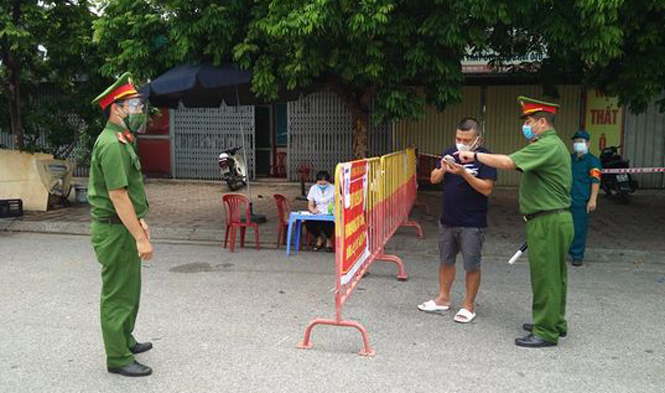 Trong 1 tuần thực hiện giãn cách xã hội theo Chỉ thị 17, Hà Nội xử phạt hành chính khoảng 7 tỷ đồng các trường hợp vi phạm quy định phòng chống dịch.