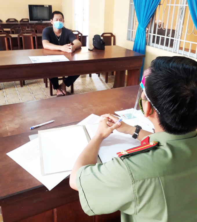 Can bo phong an ninh chinh tri noi bo làm viec voi doi tuong