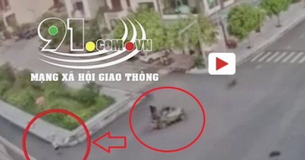 Video: Hoảng hồn chứng kiến cảnh xe nâng đâm trực diện người đi bộ tử vong tại chỗ