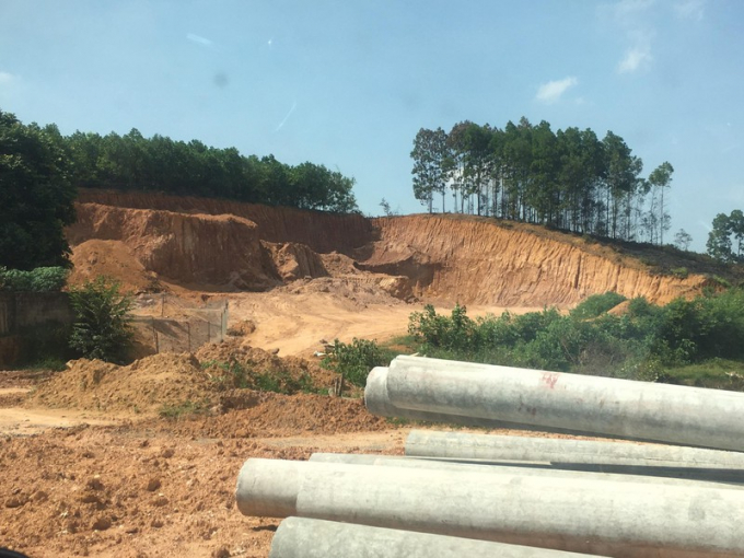 Sau khi bị phản ánh, máy móc đã được rút khỏi công trường, để lại quả đồi nham nhở