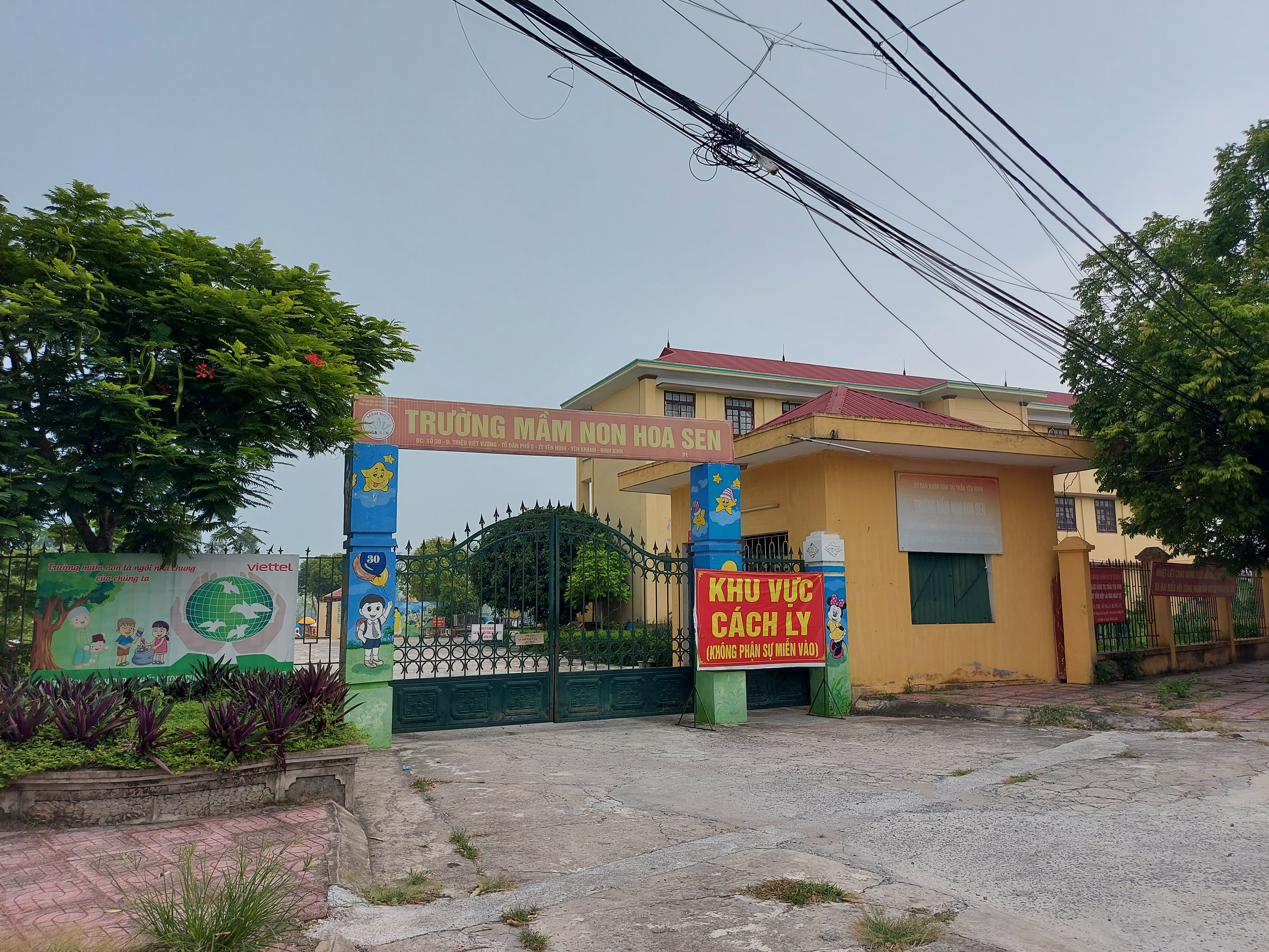 Trụ sở của Trung tâm dạy nghề huyện Yên Khánh bất ngờ được thay thế, đổi tên thành Trường mầm non Hoa Sen