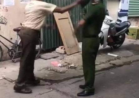 Ra đường không đeo khẩu trang, cụ ông còn đánh công an bị phạt 2 triệu đồng