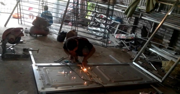 2 người bị điện giật tử vong vì dùng máy cắt khung cửa sắt