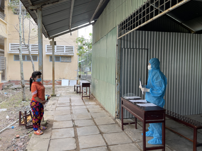 Nguyen Thi Be nghe Canh sat doc quyet dinh khoi to