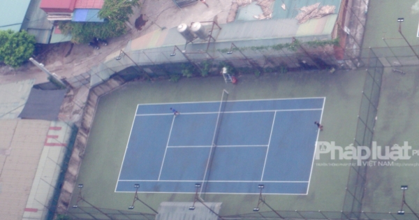 Hà Nội căng mình chống dịch Covid-19, vài người vẫn “toát mồ hôi” đánh tennis