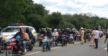 CSGT Tây Ninh dẫn đường cho công nhân trở về Đắk Lắk