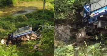 Xe tải mất lái lao xuống taluy âm ở Hoà Bình