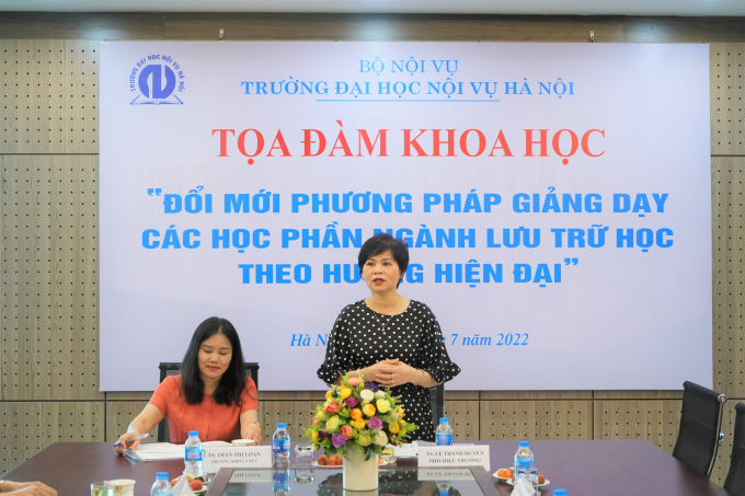 TS. Lê Thanh Huyền, Phó Hiệu trưởng Nhà trường phát biểu khai mạc tại Tọa đàm