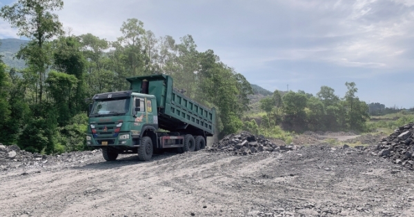 Hàng nghìn m3 đất đá thải của Công ty Than Mạo Khê “đổ trộm” ra đất của nhà dân