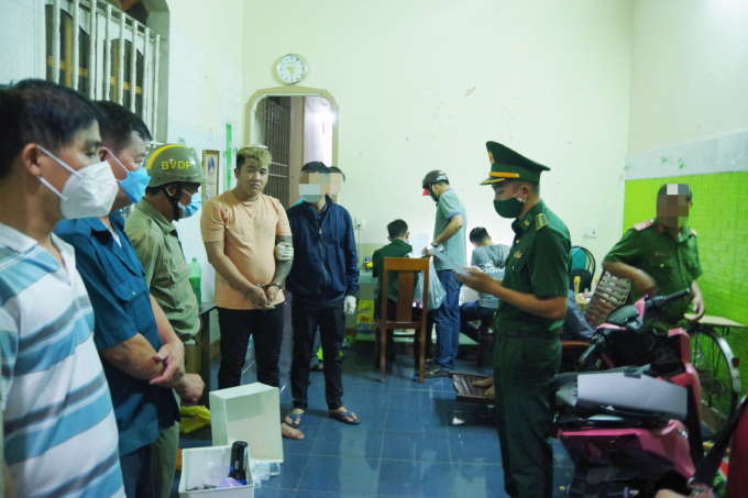 Lực lượng chức năng tiến hành tổ chức khám xét nơi ở của đối tượng.