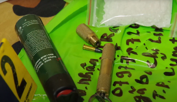 Ống kim loại màu vàng bên trong chứa một vật hình trụ giống hình viên đạn (nghi là súng bút)