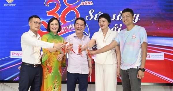 Tưng bừng chương trình kỷ niệm ngày Báo Pháp luật Việt Nam ra số đầu tiên