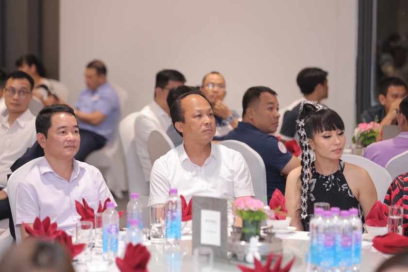 TS.Vũ Ho&agrave;i Nam &ndash; B&iacute; thư Đảng ủy, Tổng Bi&ecirc;n tập B&aacute;o Ph&aacute;p luật Việt Nam (b&igrave;a tr&aacute;i) v&agrave; c&aacute;c vị kh&aacute;ch mời.