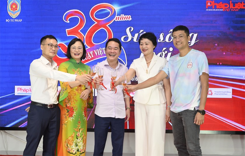 B&agrave; Khương Thị Thanh Huyền&ndash; Chủ tịch C&ocirc;ng đo&agrave;n Bộ Tư ph&aacute;p (thứ 2 từ phải sang), TS Vũ Ho&agrave;i Nam &ndash; Tổng Bi&ecirc;n tập (thứ 3, từ phải sang) v&agrave; c&aacute;c Ph&oacute; Tổng Bi&ecirc;n tập B&aacute;o Ph&aacute;p luật Việt Nam: Nh&agrave; b&aacute;o H&agrave; &Aacute;nh B&igrave;nh (ngo&agrave;i c&ugrave;ng b&ecirc;n phải), Nh&agrave; b&aacute;o Trần Ngọc H&agrave; (ngo&agrave;i c&ugrave;ng b&ecirc;n tr&aacute;i) v&agrave; Nh&agrave; b&aacute;o Vũ Hồng Th&uacute;y (thứ 2, từ tr&aacute;i sang) ch&uacute;c mừng th&agrave;nh quả 38 năm x&acirc;y dựng v&agrave; ph&aacute;t triển B&aacute;o Ph&aacute;p luật Việt Nam.