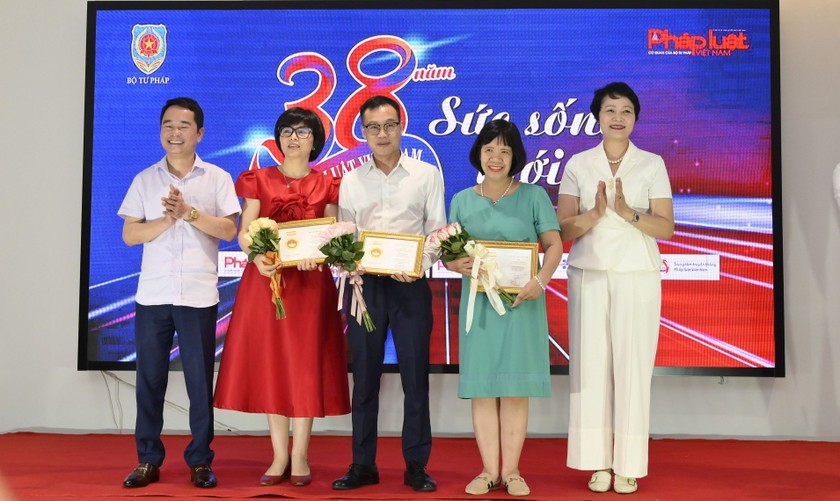 C&aacute;c nh&agrave; b&aacute;o được tặng kỷ niệm chương.