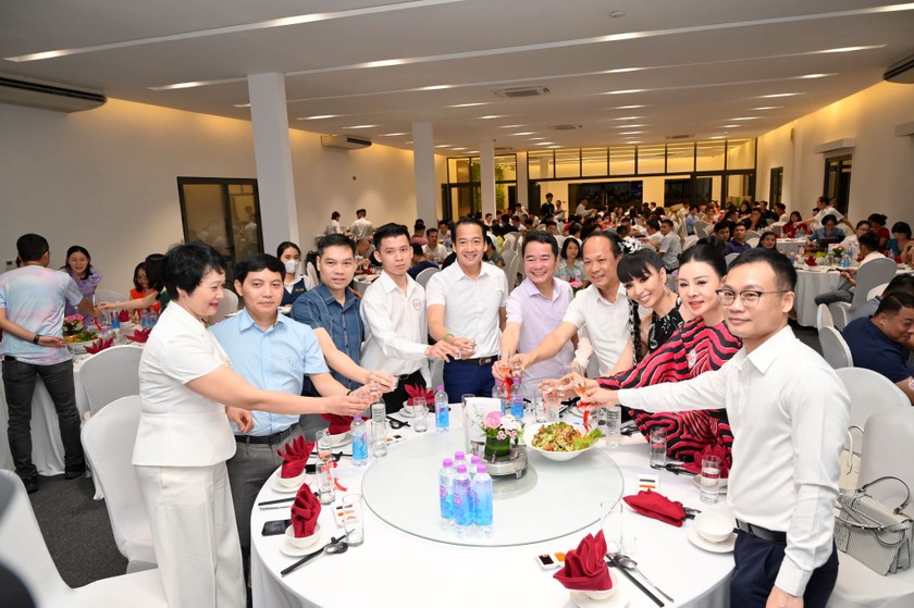 C&aacute;c vị kh&aacute;ch mời v&agrave; l&atilde;nh đạo B&aacute;o chung vui nh&acirc;n kỷ niệm 38 năm Ng&agrave;y B&aacute;o Ph&aacute;p luật Việt Nam ra số đầu ti&ecirc;n.