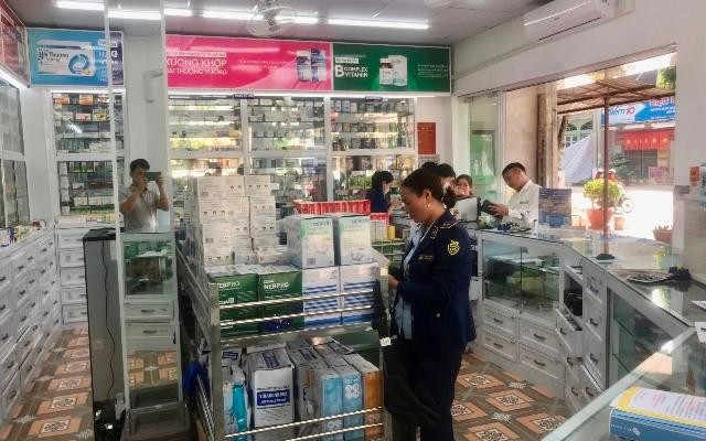 Một nh&agrave; thuốc tiếp tục bị phạt v&igrave; b&aacute;n thuốc k&ecirc; đơn nhưng kh&ocirc;ng c&oacute; đơn thuốc