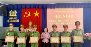 Một số tập thể, cá nhân Công an thị xã Buôn Hồ được khen thưởng
