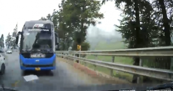 Lào Cai: Hoảng hồn cảnh xe khách “G8 SAPA OPEN TOUR” vượt ẩu suýt đấu đầu xe con trên quốc lộ 4D