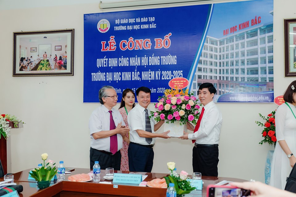 Chủ tịch Hội đồng trường Đại học Kinh Bắc (thứ hai từ phải sang) tại buổi Lễ công bố quyết định công nhận Hội đồng trường Trường Đại học Kinh Bắc nhiệm kỳ 2020 - 2025.