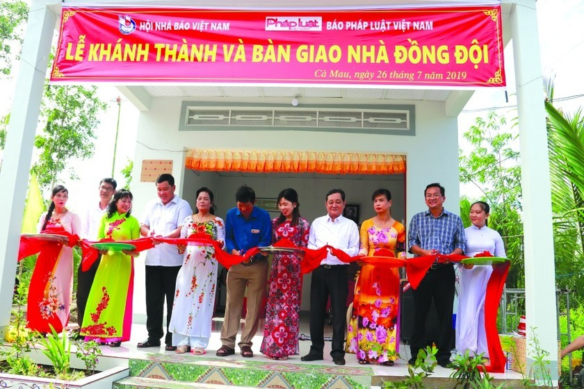 Hưởng ứng k&ecirc;u gọi của Hội Nh&agrave; b&aacute;oViệt Nam, năm 2019, Chi hội Nh&agrave; b&aacute;o B&aacute;o PLVN c&ugrave;ng Cơ quan đại diện B&aacute;o PLVN tại Đồng bằng s&ocirc;ng Cửu Long đ&atilde; vận động đ&oacute;ng g&oacute;p 200 triệu đồng x&acirc;y dựng nh&agrave; t&igrave;nh nghĩa cho gia đ&igrave;nh nh&agrave; b&aacute;o Nguyễn Mai - Anh h&ugrave;ng liệt sỹ tại C&agrave; Mau.