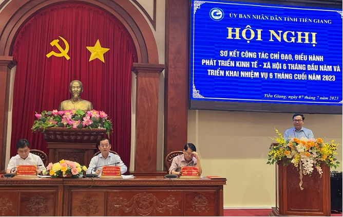 Giám đốc BHXH tỉnh Tiền Giang Võ Khánh Bình phát biểu trước Hội nghị