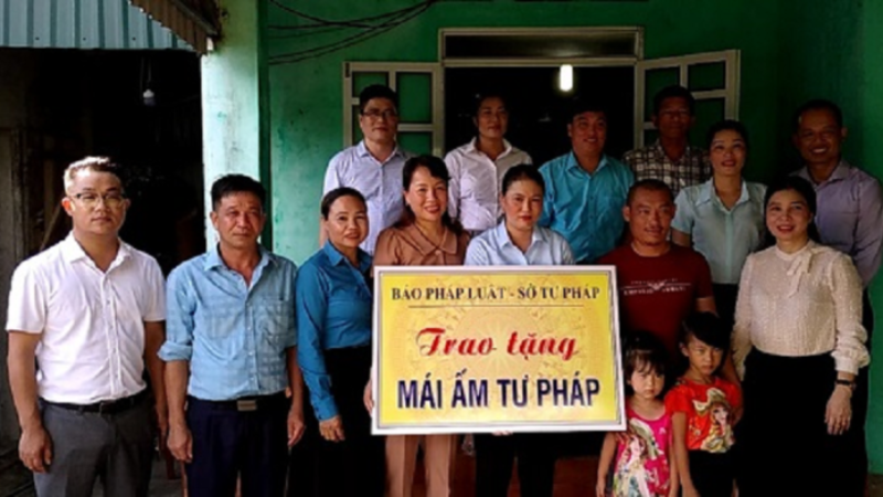 Trao Mái ấm tư pháp cho chị Nguyễn Thị Huệ.