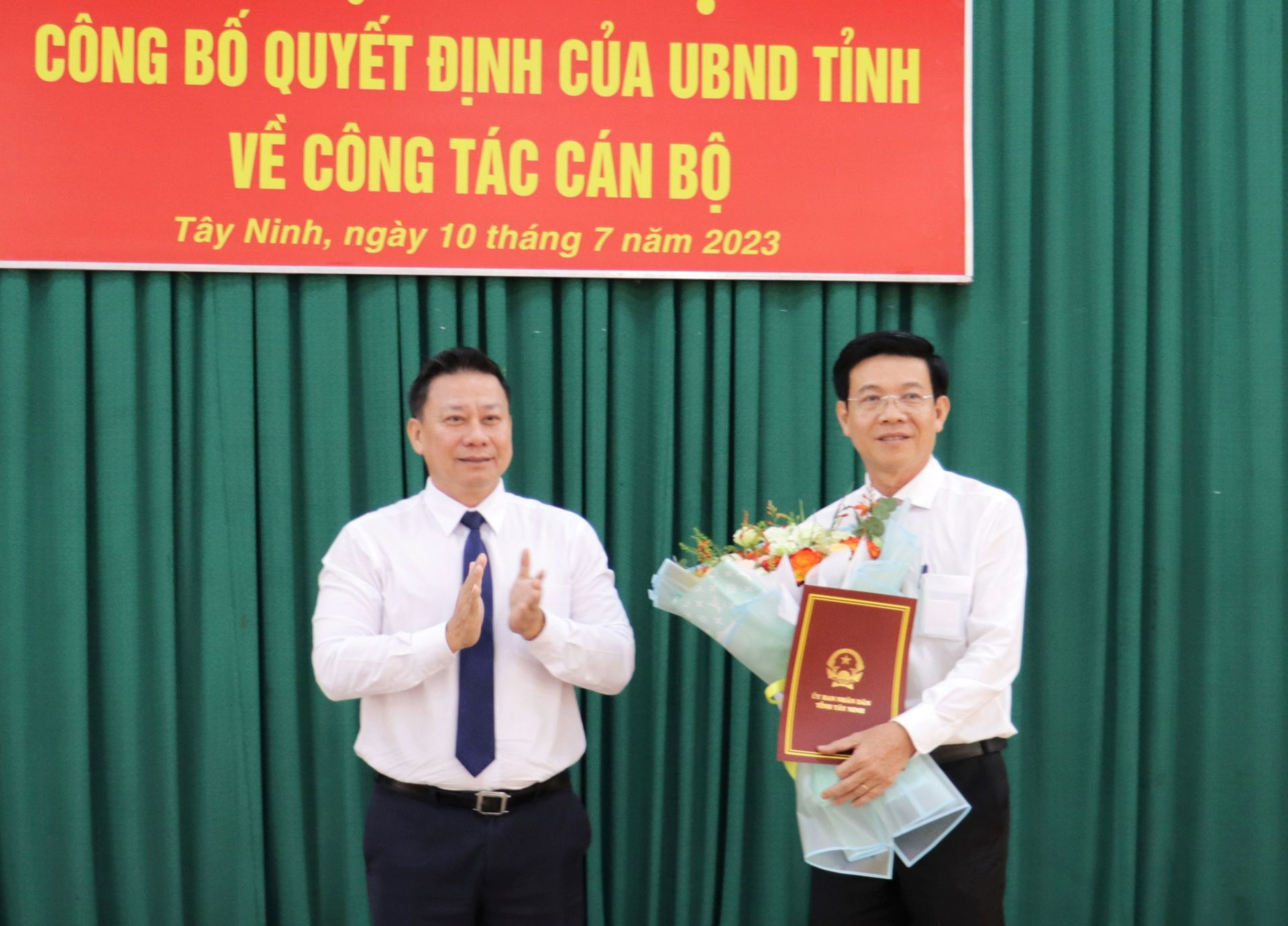Chủ tịch UBND tỉnh Tây Ninh Nguyễn Thanh Ngọc trao quyết định và chúc mừng tân Giám đốc Sở Giáo dục và Đào tạo Nguyễn Văn Phước.