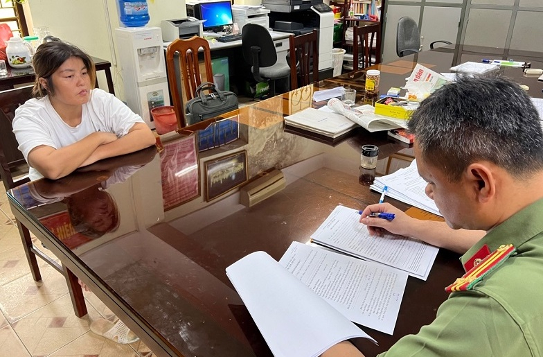 Nghi phạm Phạm Thị Giang đến cơ quan công an đầu thú.