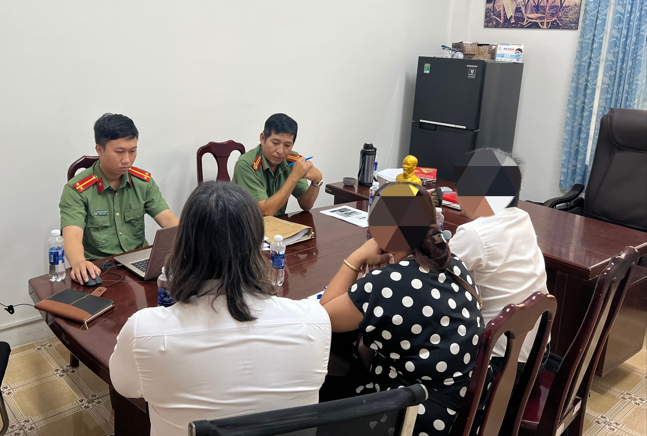 H1 cong an lam viec voi ba X va 2 luat su