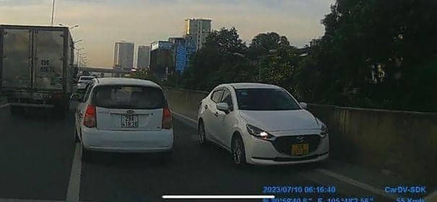 Hình ảnh ô tô đi ngược chiều bị người dân ghi lại (Ảnh chụp màn hình)