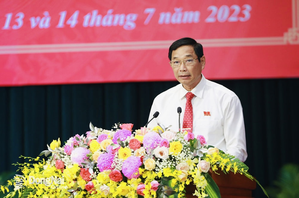 &Ocirc;ng V&otilde; Văn Phi - Ph&oacute; chủ tịch UBND tỉnh Đồng Nai tr&igrave;nh b&agrave;y tờ tr&igrave;nh, dự thảo Nghị quyết về chủ trương di dời, x&acirc;y dựng mới khu trung t&acirc;m h&agrave;nh ch&iacute;nh - ch&iacute;nh trị của tỉnh Đồng Nai.