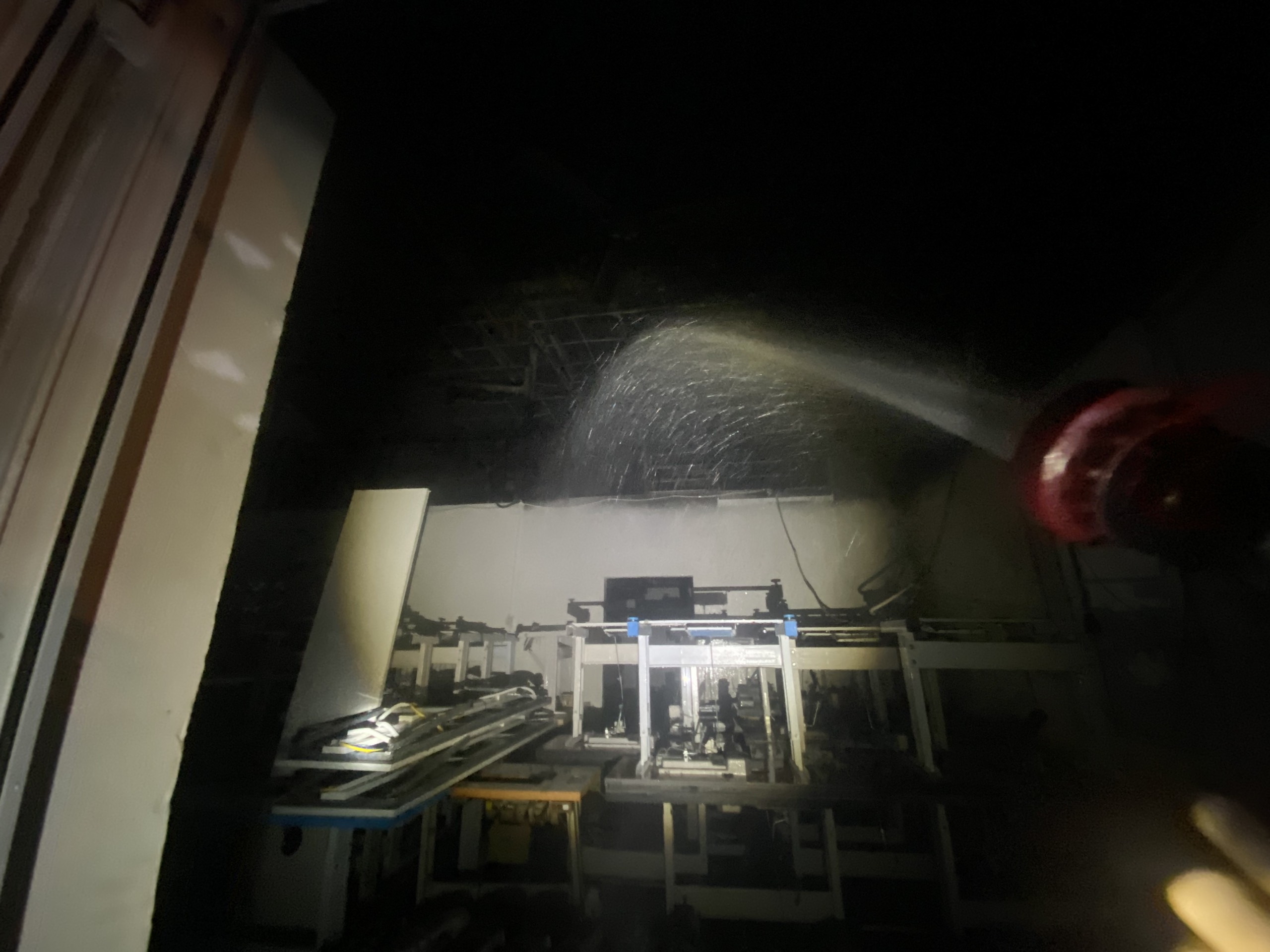 Lực lượng chức năng nhanh chóng có mặt ở hiện trường để khống chế đám cháy.