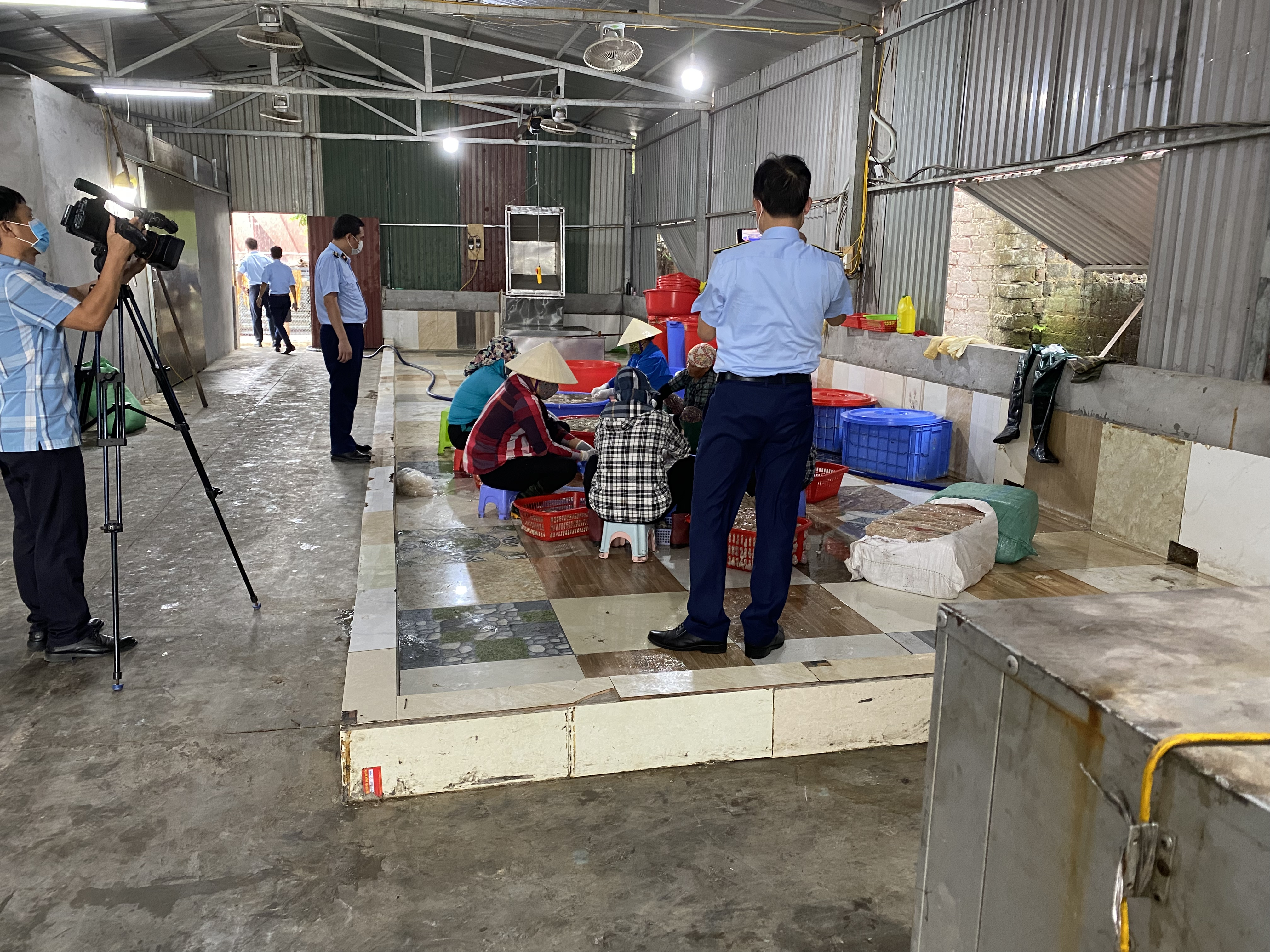 Lực lượng chức năng kiểm tra h&ocirc; kinh doanh.