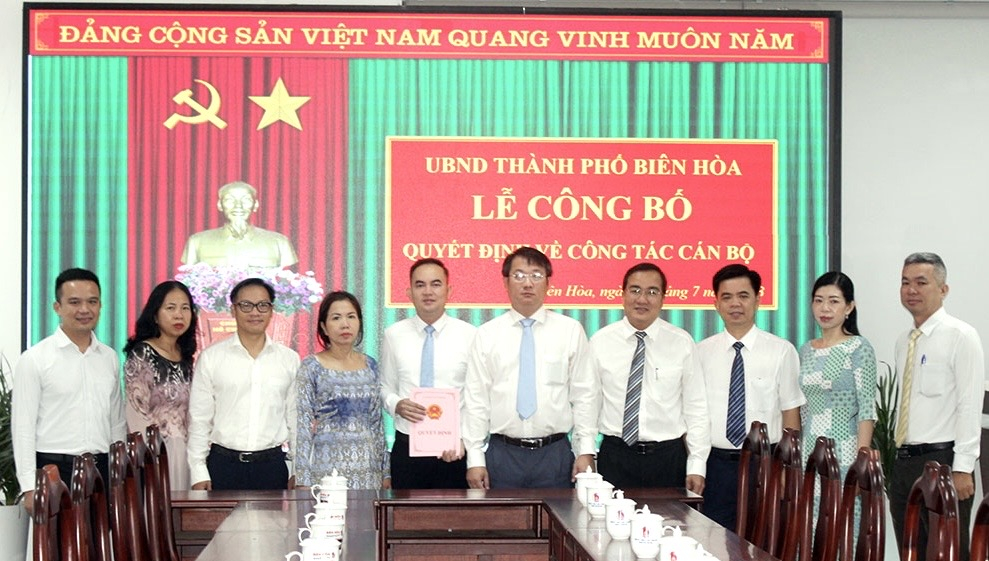 L&atilde;nh đạo TP.Bi&ecirc;n H&ograve;a trao Quyết định bổ nhiệm &ocirc;ng Kiều C&ocirc;ng Đức l&agrave;m Ch&aacute;nh Văn ph&ograve;ng TP. Bi&ecirc;n H&ograve;a Ảnh: B&aacute;o Đồng Nai