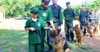 Bé “Học làm chiến sỹ Công an”