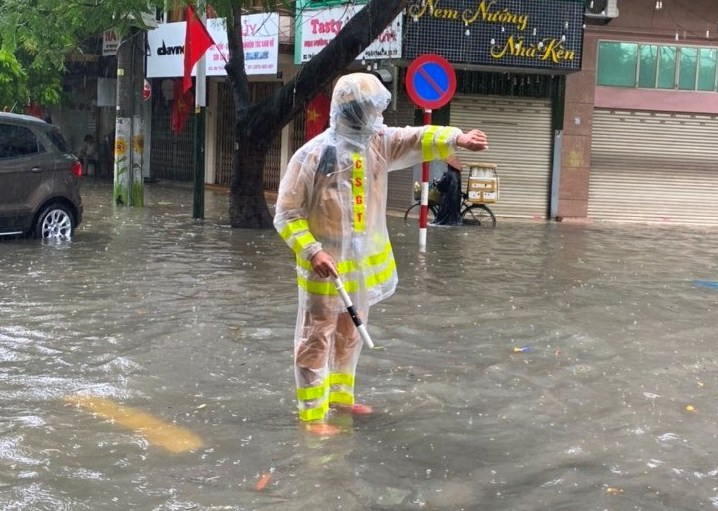 Người d&acirc;n n&ecirc;n ch&uacute; &yacute; quan s&aacute;t c&aacute;c chướng ngại vật tr&ecirc;n đường để kịp thời xử l&yacute; t&igrave;nh huống biển bạt, m&aacute;i t&ocirc;n, c&agrave;nh c&acirc;y c&oacute; thể bị rơi xuống l&ograve;ng đường...