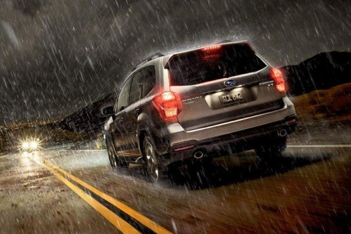 Lái xe trong trời mưa bão.