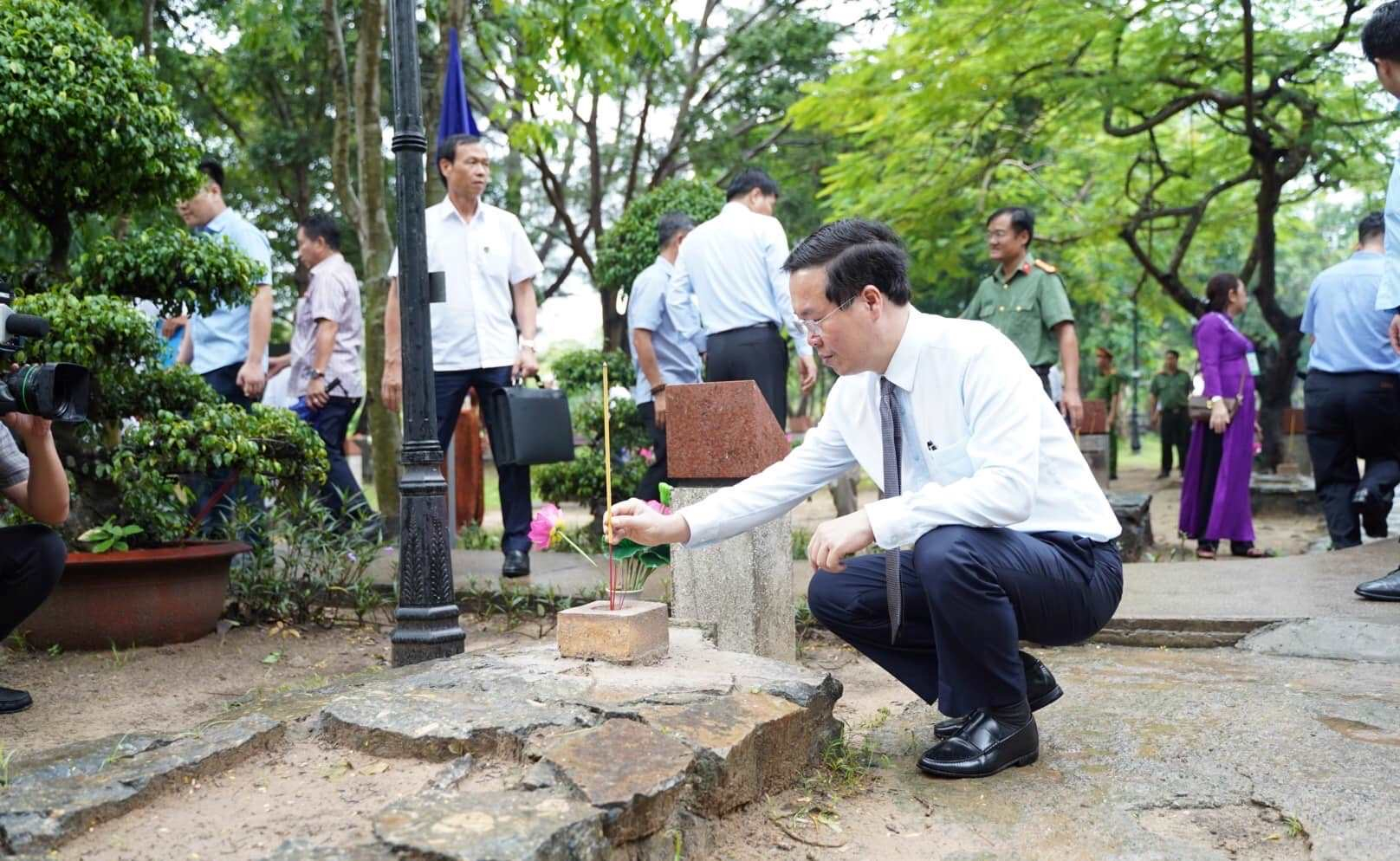 Chủ tịch nước Võ Văn Thưởng thắp hương tại mộ phần các Anh hùng liệt sĩ. (Hình: CTV)