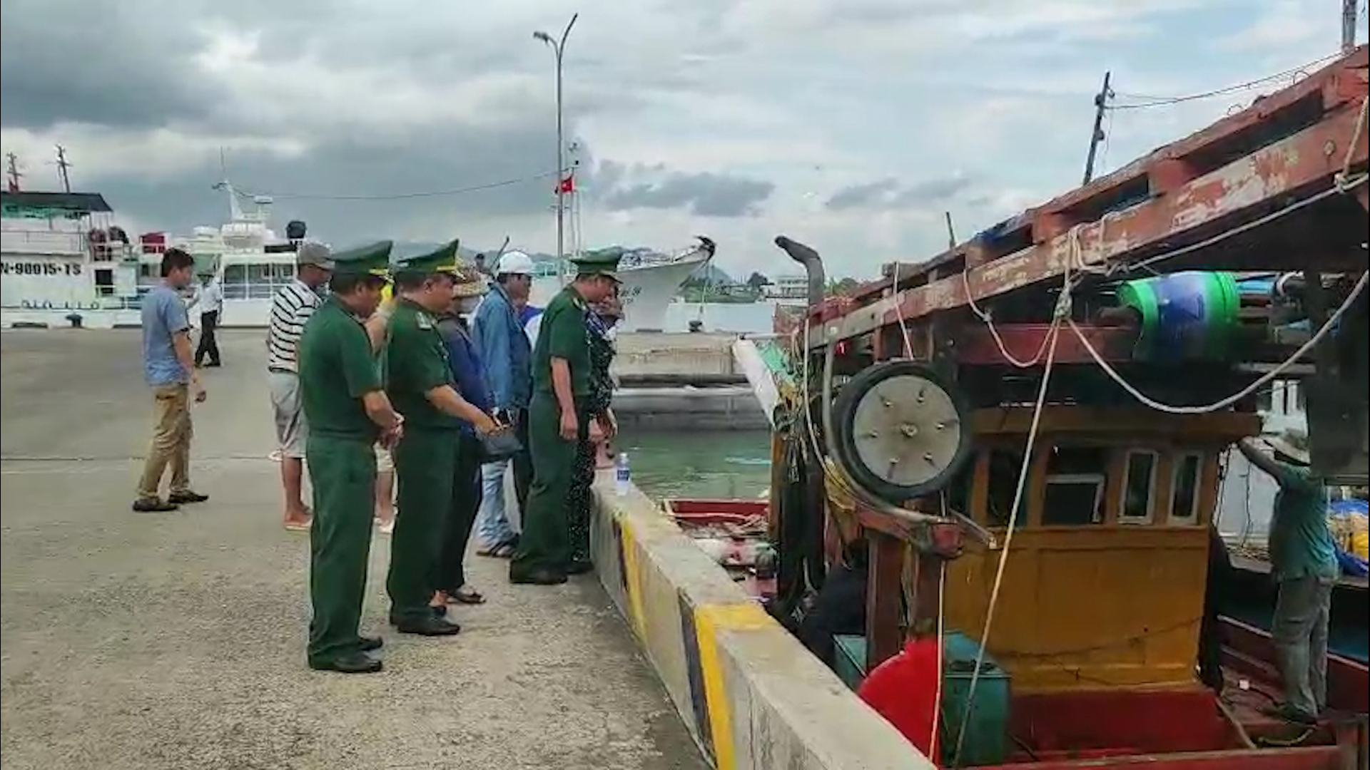 Trạm Biên phòng Cửa khẩu cảng Vũng Tàu phối hợp lực lượng chức năng tiến hành điều tra vụ việc. (Hình: Văn Danh)