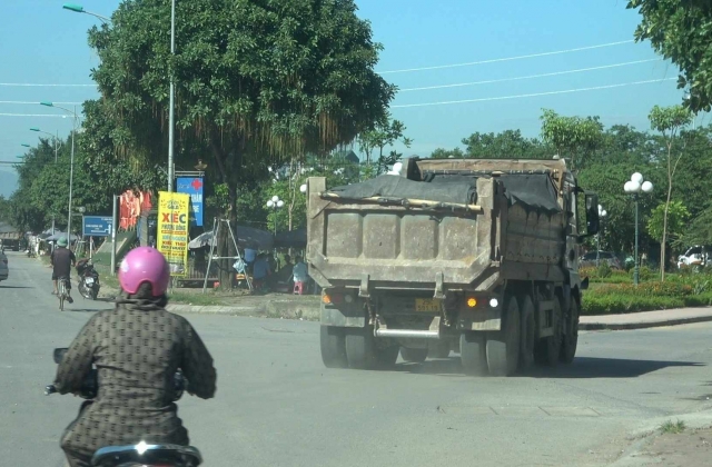 Người d&acirc;n cảm thấy bất an khi xe tải chạy v&agrave;o đường d&acirc;n sinh