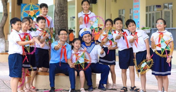 Câu chuyện bên trái bàng vuông mới nảy mầm cùng thầy giáo làm công tác Đội