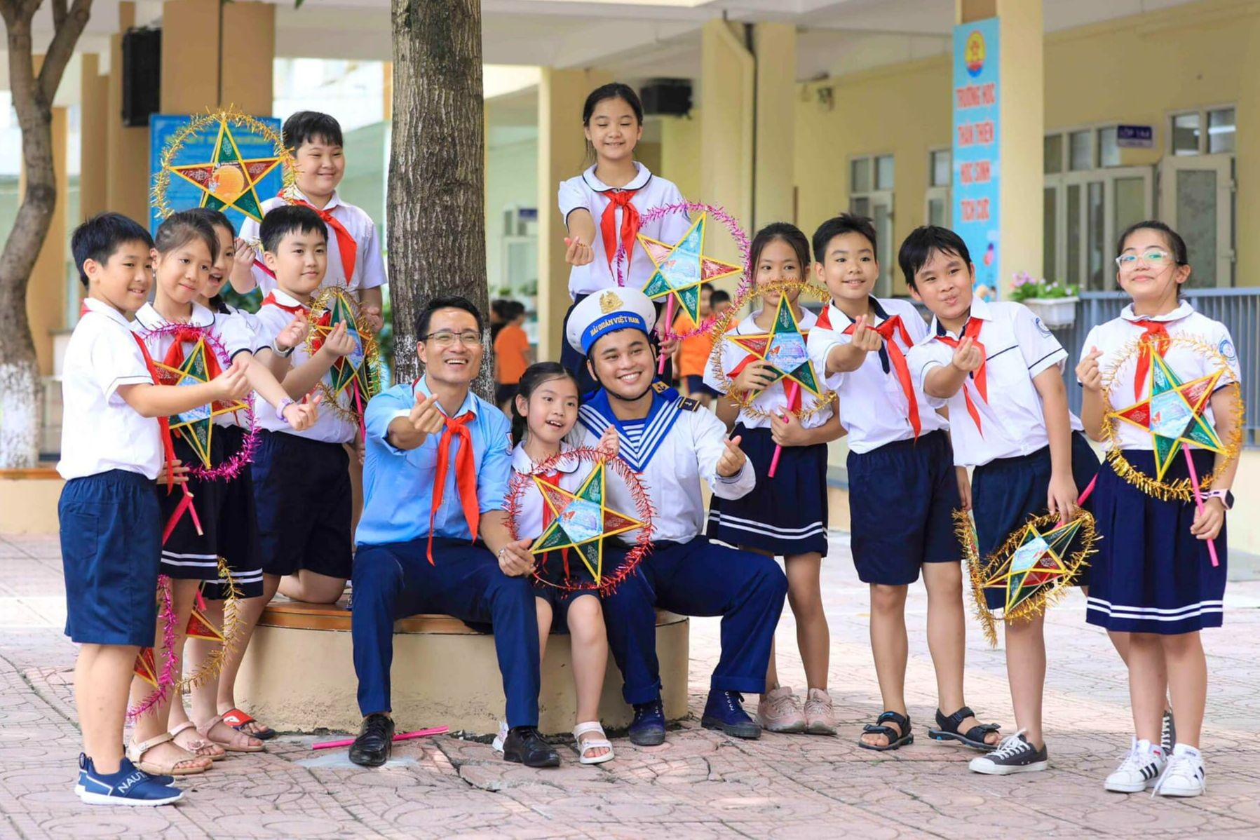 Thầy Quyết v&agrave; ch&uacute; bộ đội Hải qu&acirc;n c&ugrave;ng c&aacute;c học sinh trường Tiểu học Dịch Vọng B chuẩn bị qu&agrave; trung thu cho c&aacute;c bạn l&agrave; con chiến sỹ hải đảo.