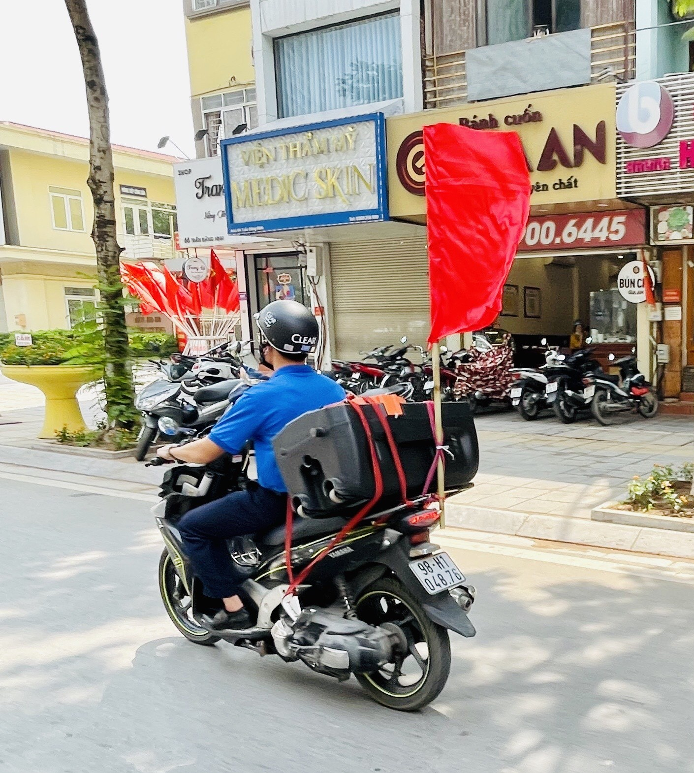 Với chiếc loa th&ugrave;ng , thầy Quyết đ&atilde; đi tới nhiều ng&otilde; nhỏ của phường Dịch Vọng - Cầu Giấy để tuy&ecirc;n truyền ph&ograve;ng chống dịch.