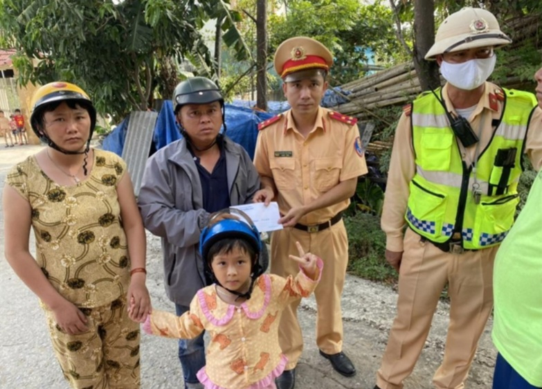 Vợ chồng anh Nghiệp bất ngờ khi nhận món quà từ cán bộ Đội CSGT đường thủy.