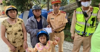 Cảnh sát giao thông Nghệ An giúp đỡ một gia đình gặp khó khăn trên đường