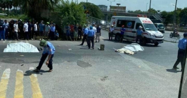 Xe máy bị cuốn vào gầm xe tải, người phụ nữ cùng hai cháu nhỏ tử vong thương tâm