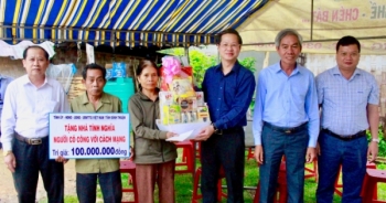 Chủ tịch UBND tỉnh Bình Thuận tặng nhà tình nghĩa cho người có công với cách mạng