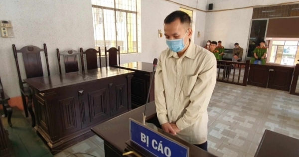 Nghi vợ ngoại tình, chồng cầm dao đâm người khác trọng thương rồi tự sát